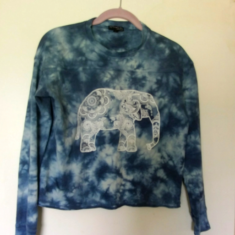 FIFTH SUN lightweight top in size small.